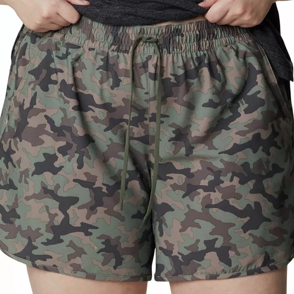 NWT - Columbia Plus Size Bogata Bay Cypress Camo Printed Stretch Shorts- Size 1X